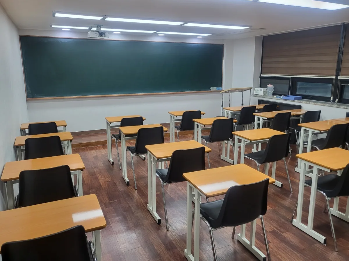 포천시 동교동 스터디룸 미팅룸 장비 주변 정밀 위생청소 사례 - 행진크린