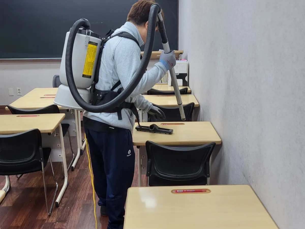 구리시 아천동 학교 현관·중앙홀 바닥 위생청소 사례 - 행진크린