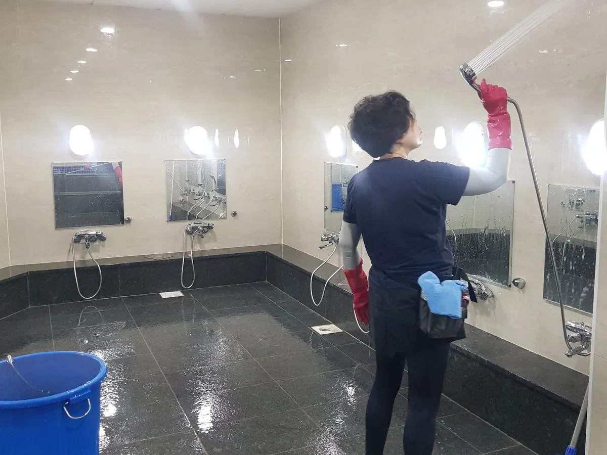 구리시 아천동 목욕탕 탈의실·파우더룸 바닥 위생청소 사례 - 행진크린