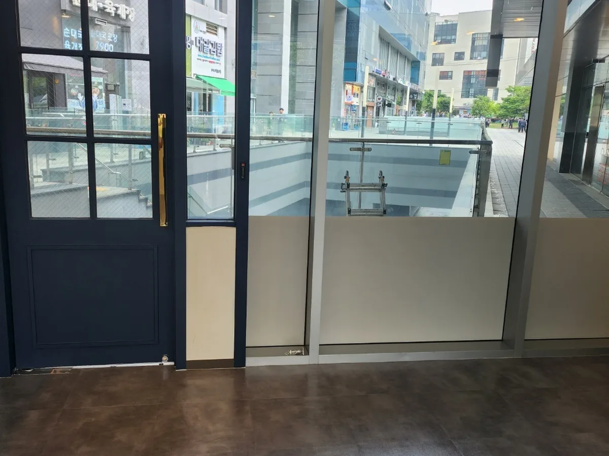 구리시 아천동 현장 출입문·프레임 바닥 위생청소 사례 - 행진크린